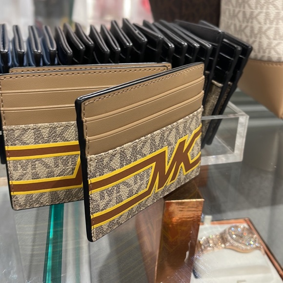 MICHAEL KORS MENS
Cooper Graphic Logo Tall Card Case
36S3LCOD2B
COLOR:Yellow
NWT - Picture 3 of 16